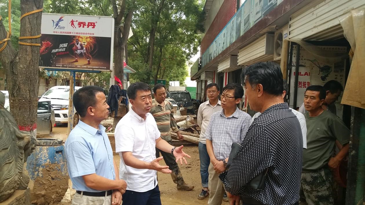 杨东明副市长在子洲现场安排灾后卫生防疫工作