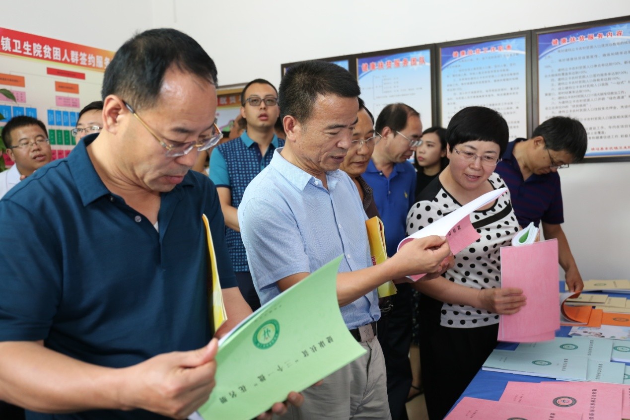 8月3日，与会人员在靖边县东坑镇卫生院进行现场观摩