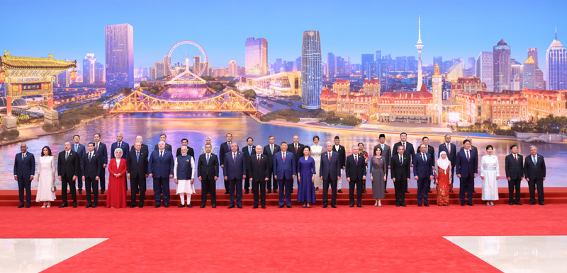 习近平和彭丽媛为出席2025年上海合作...